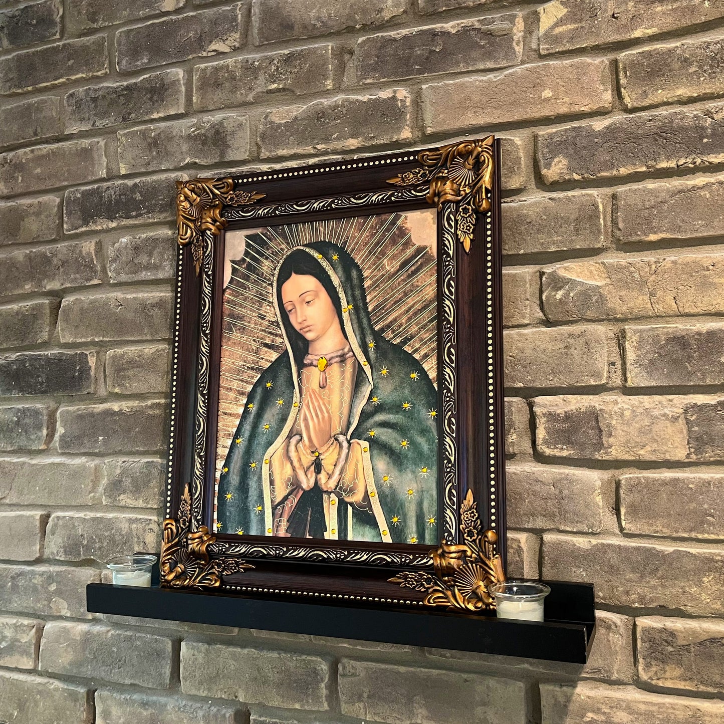 Retrato de 27" con marco con acabado dorado de Nuestra Señora de Guadalupe