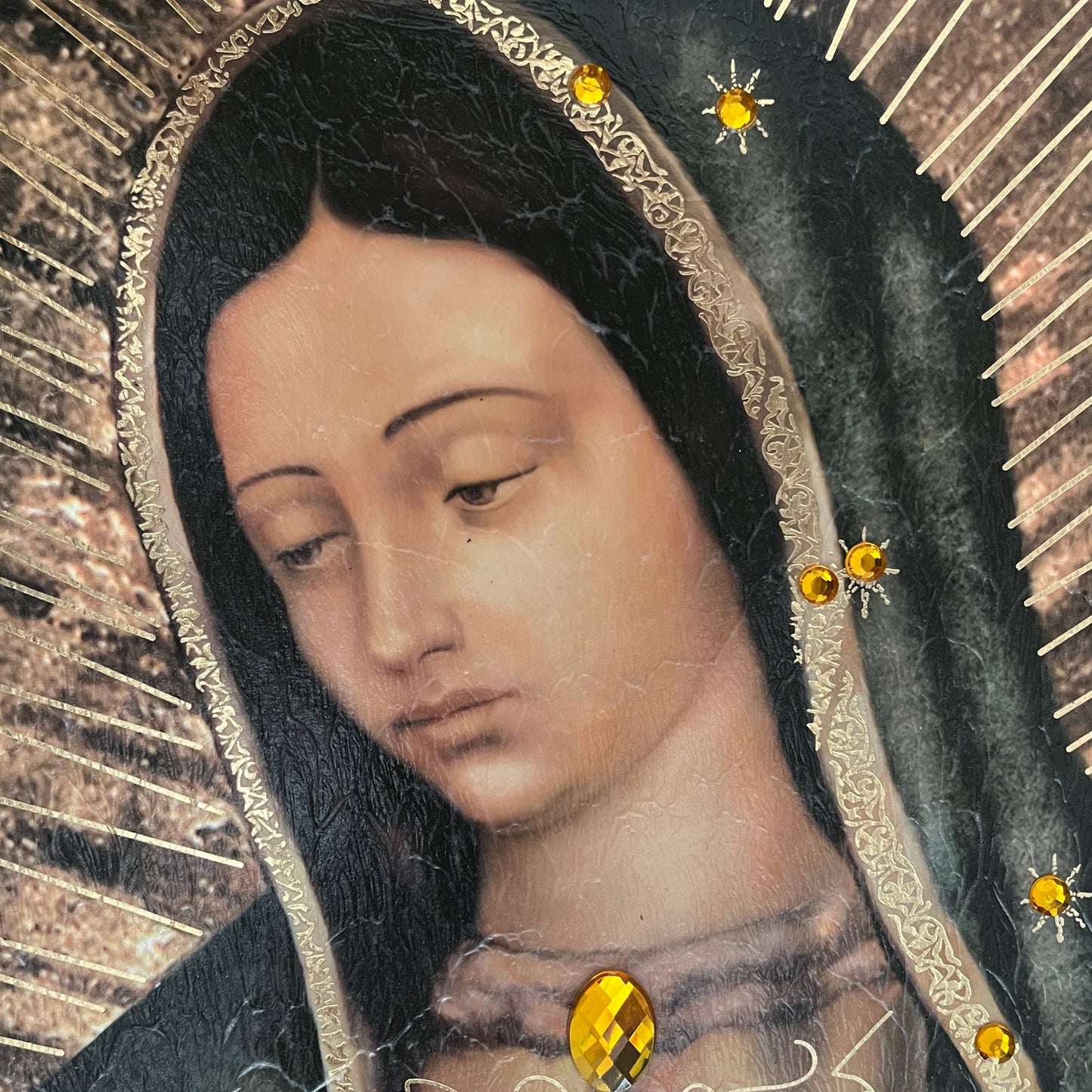 Retrato de 27" con marco con acabado dorado de Nuestra Señora de Guadalupe